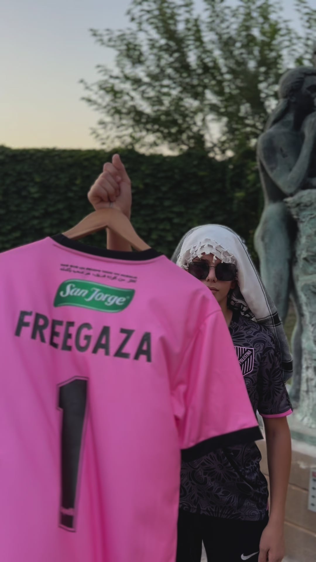Camiseta negra y rosa Palestina Fc